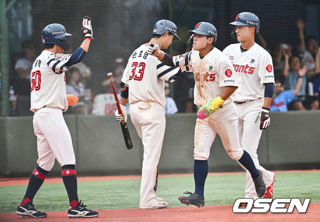 [OSEN=부산, 이석우 기자] 15일 부산 사직야구장에서 2024 신한 SOL 뱅크 KBO 리그 롯데 자이언츠와 한화 이글스의 경기가 열렸다. 롯데 자이언츠 황성빈과 주자들이 4회말 1사 만루 고승민의 우익수 오른쪽 싹쓸이 3타점 3루타 때 득점을 올리고 기쁨을 나누고 있다. 2024.09.15 / foto0307@osen.co.kr