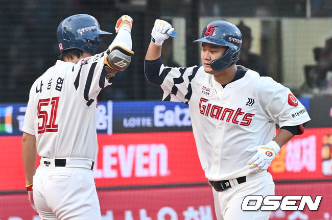 [OSEN=부산, 이석우 기자] 16일 부산 사직야구장에서 2024 신한 SOL 뱅크 KBO 리그 롯데 자이언츠와 키움 히어로즈의 경기가 열렸다. 롯데 자이언츠 손호영이 1회말 1사 2루 중월 2점 홈런을 치고 하이파이브를 하고 있다. 2024.08.16 / foto0307@osen.co.kr