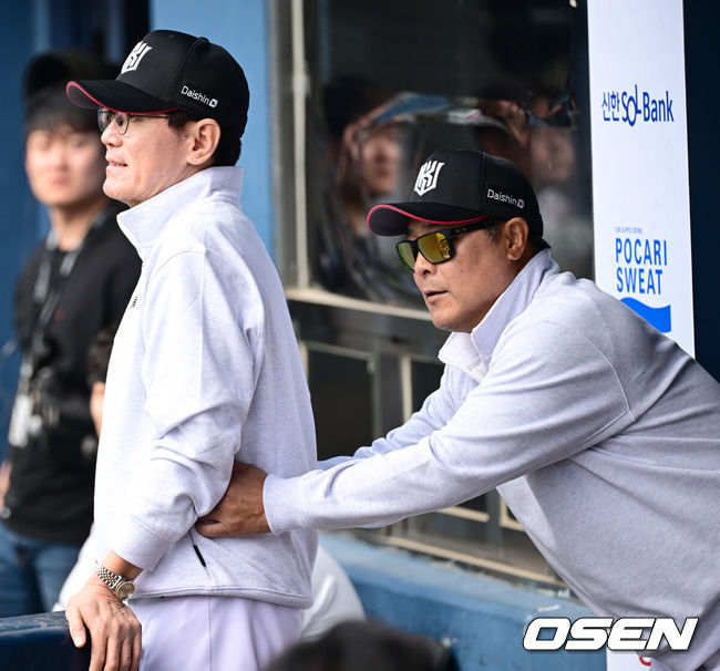 [OSEN=잠실, 최규한 기자] 3일 서울 잠실야구장에서 ‘2024 신한 SOL뱅크 KBO 포스트시즌’ 와일드카드 결정 2차전 두산 베어스와 KT 위즈의 경기가 열렸다.두산은 최승용, KT는 웨스 벤자민을 선발 투수로 내세웠다.1회초 1사 주자없는 상황 KT 로하스가 내야 땅볼을 치고 1루로 뛰다 두산 1루수 양석환의 글러브에 부딪혔다. 이 상황을 두고 두산은 비디오 판독을 요청했고 수비 방해 판정으로 타자 주자는 아웃됐다. 이 판정에 아쉬워한 KT 이강철 감독 어필하려 하자 김태균 코치가 말리고 있다. 2024.10.03 / dreamer@osen.co.kr