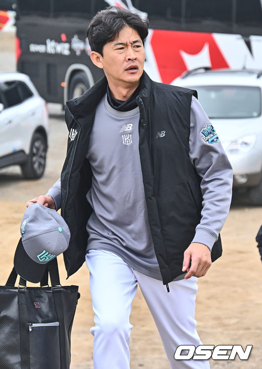 [OSEN=부산, 이석우 기자]  KT 위즈 박기혁 코치 004 2024.02.01 / 