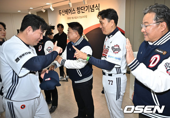 [OSEN=잠실, 조은정 기자]두산 베어스가 15일 서울 송파구 잠실야구장에서 43주년 창단기념식 겸 시무식을 가졌다.행사에는 고영섭 신임 대표이사를 비롯해 김태룡 단장, 이승엽 코치 및 주장 양의지를 비롯한 선수단 85명이 참석했다.행사를 마친 뒤 두산 양의지와 이승엽 감독이 인사를 나누고 있다. 2025.01.15 /cej@osen.co.kr