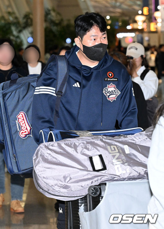 [OSEN=인천공항, 이대선 기자] 두산 베어스 양의지, 정수빈, 양석환, 이영하, 김대한, 이병헌이 19일 스프링캠프 선발대로 인천공항을 통해 호주 시드니로 출국했다.스프링캠프 인원은 이승엽 감독을 포함한 코칭스태프 13명과 선수단 44명 등 총 57명이다. 투수 22명, 포수 4명, 내야수 9명, 외야수 9명이 참가한다. 신인 중에서는 1라운드 지명자 내야수 박준순과 3라운드 지명자 투수 홍민규가 이름을 올렸다.두산 양의지가 출국장으로 이동하고 있다. 2025.01.19 /sunday@osen.co.kr