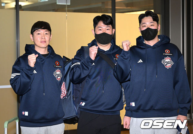 [OSEN=인천공항, 이대선 기자] 두산 베어스 양의지, 정수빈, 양석환, 이영하, 김대한, 이병헌이 19일 스프링캠프 선발대로 인천공항을 통해 호주 시드니로 출국했다.스프링캠프 인원은 이승엽 감독을 포함한 코칭스태프 13명과 선수단 44명 등 총 57명이다. 투수 22명, 포수 4명, 내야수 9명, 외야수 9명이 참가한다. 신인 중에서는 1라운드 지명자 내야수 박준순과 3라운드 지명자 투수 홍민규가 이름을 올렸다.두산 정수빈, 양의지, 양석환이 포즈를 취하고 있다. 2025.01.19 