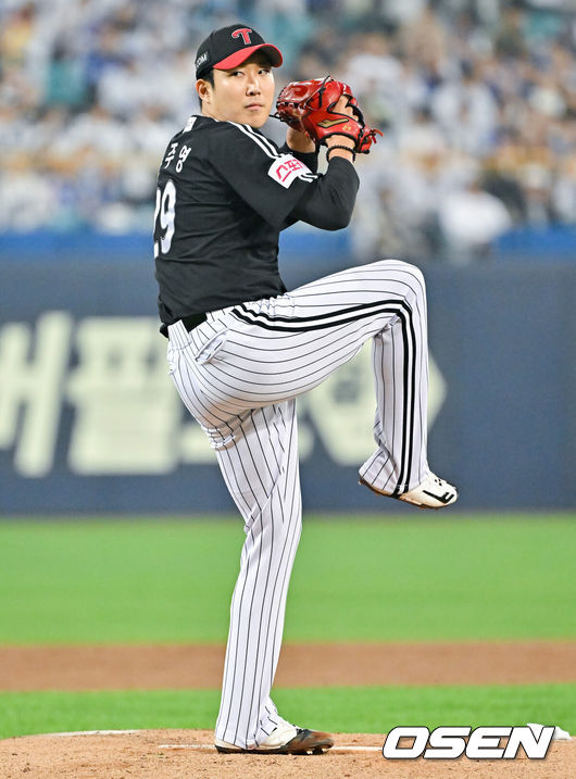 [OSEN=대구, 박준형 기자] 15일 대구 삼성라이온즈파크에서 2024 신한 SOL뱅크 KBO 포스트시즌 플레이오프 삼성 라이온즈와 LG 트윈스의 2차전 경기가 진행됐다홈팀 삼성은 원태인을 선발로, 방문팀 LG는 손주영을 선발로 내세웠다.1회말 LG 선발투수 손주영이 역투하고 있다.  2024.10.15 / soul1014@osen.co.kr
