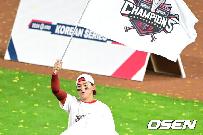 [OSEN=최규한 기자] KIA 김도영이 한국시리즈 우승 후 깃발을 흔들고 있다. 2024.10.28 / dreamer@osen.co.kr