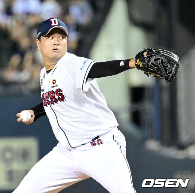 [OSEN=잠실, 최규한 기자] 31일 오후 서울 잠실야구장에서 ‘2024 신한은행 SOL Bank KBO리그’ 두산 베어스와 롯데 자이언츠의 경기가 열렸다.이날 홈팀 두산은 곽빈, 방문팀 롯데는 김진욱을 선발로 내세웠다.7회초 마운드에 오른 두산 투수 이영하가 힘차게 공을 뿌리고 있다. 2024.08.31 / dreamer@osen.co.kr