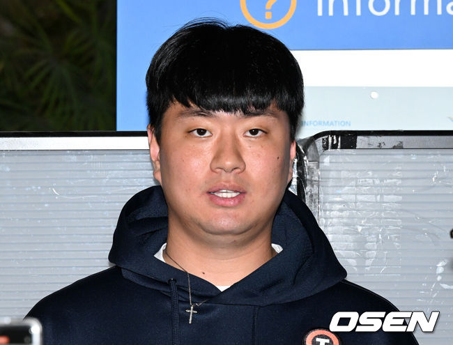 [OSEN=인천공항, 이대선 기자] 두산 베어스 양의지, 정수빈, 양석환, 이영하, 김대한, 이병헌이 19일 스프링캠프 선발대로 인천공항을 통해 호주 시드니로 출국했다.스프링캠프 인원은 이승엽 감독을 포함한 코칭스태프 13명과 선수단 44명 등 총 57명이다. 투수 22명, 포수 4명, 내야수 9명, 외야수 9명이 참가한다. 신인 중에서는 1라운드 지명자 내야수 박준순과 3라운드 지명자 투수 홍민규가 이름을 올렸다.두산 이영하가 인터뷰를 하고 있다. 2025.01.19 