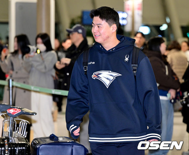 [OSEN=인천공항, 최규한 기자] 프로야구 한화 이글스가 22일 오전 호주 멜버른에서 열리는 스프링캠프를 위해 인천공항을 통해 출국했다.22일 1차 스프링캠프가 차려진 호주 멜버른으로 떠나는 한화는 김경문 감독을 비롯한 코칭스태프 9명, 트레이닝코치 6명, 선수 45명 등 총 61명 대규모로 꾸려졌다. 1차 캠프는 오는 25일 본격 시작해 내달 19일까지 호주 멜버른 볼파크에서 진행된다.한화 노시환을 비롯한 선수들이 출국을 준비하고 있다. 2025.01.22 / dreamer@osen.co.kr