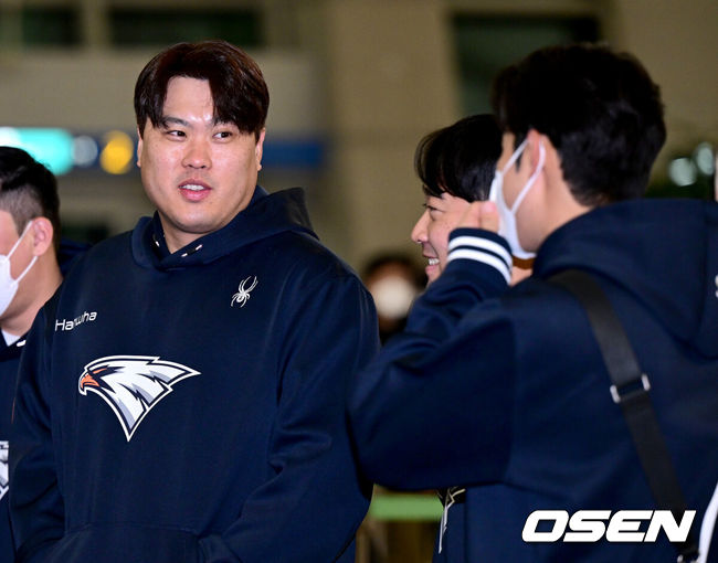 [OSEN=인천공항, 최규한 기자] 프로야구 한화 이글스가 22일 오전 호주 멜버른에서 열리는 스프링캠프를 위해 인천공항을 통해 출국했다.22일 1차 스프링캠프가 차려진 호주 멜버른으로 떠나는 한화는 김경문 감독을 비롯한 코칭스태프 9명, 트레이닝코치 6명, 선수 45명 등 총 61명 대규모로 꾸려졌다. 1차 캠프는 오는 25일 본격 시작해 내달 19일까지 호주 멜버른 볼파크에서 진행된다.한화 류현진을 비롯한 선수들이 출국을 준비하며 대화를 나누고 있다. 2025.01.22 / dreamer@osen.co.kr
