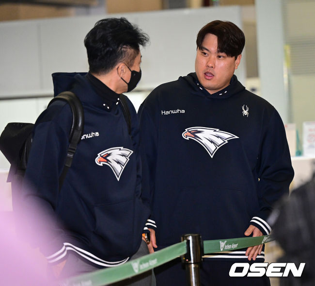 [OSEN=인천공항, 최규한 기자] 프로야구 한화 이글스가 22일 오전 호주 멜버른에서 열리는 스프링캠프를 위해 인천공항을 통해 출국했다.22일 1차 스프링캠프가 차려진 호주 멜버른으로 떠나는 한화는 김경문 감독을 비롯한 코칭스태프 9명, 트레이닝코치 6명, 선수 45명 등 총 61명 대규모로 꾸려졌다. 1차 캠프는 오는 25일 본격 시작해 내달 19일까지 호주 멜버른 볼파크에서 진행된다.한화 류현진이 출국을 준비하며 손혁 단장과 인사를 나누고 있다. 2025.01.22 / dreamer@osen.co.kr