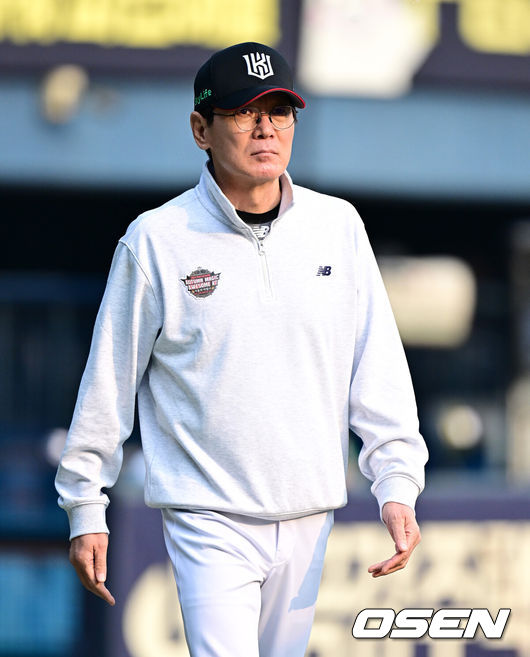 [OSEN=잠실, 지형준 기자] 11일 서울 잠실야구장에서 ‘2024 신한 SOL뱅크 KBO 포스트시즌’ 준플레이오프 5차전 LG 트윈스와 KT 위즈의 경기가 열렸다.LG는 임찬규, KT는 엄상백을 선발 투수로 내세웠다.경기에 앞서 KT 이강철 감독이 훈련을 지켜보고 있다. 2024.10.11 
