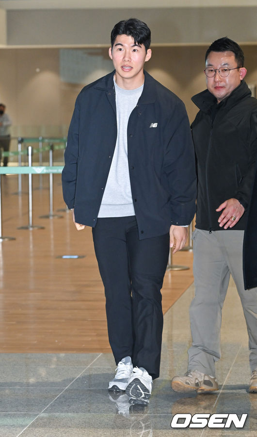 [OSEN=인천공항, 박준형 기자] 미국 메이저리그(MLB) LA 다저스와 계약을 맺은 내야수 김혜성이 14일 오후 인천국제공항을 통해 미국으로 출국했다.김혜성은 포스팅 마감 시한을 불과 4시간 앞둔 지난 4일 다저스와 3년 보장 1250만달러, 3+2년 최대 2200만달러(약 324억 원)에 사인했다. 김혜성이 출국 수속을 마치고 출국장으로 이동하고 있다   2025.01.14 / soul1014@osen.co.kr