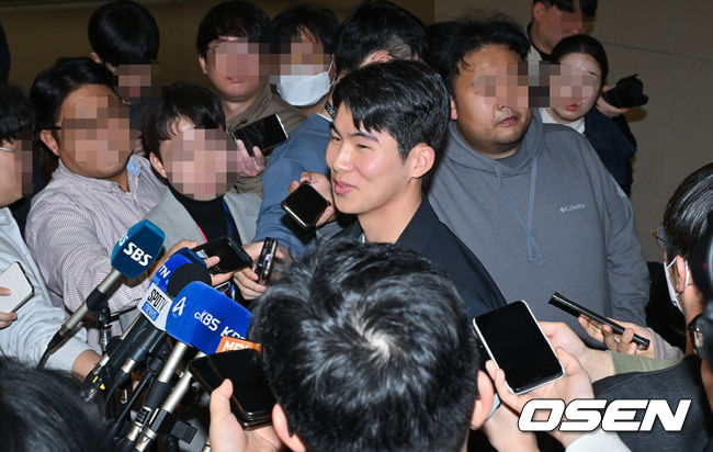 [OSEN=인천공항, 박준형 기자] 미국 메이저리그(MLB) LA 다저스와 계약을 맺은 내야수 김혜성이 14일 오후 인천국제공항을 통해 미국으로 출국했다.김혜성은 포스팅 마감 시한을 불과 4시간 앞둔 지난 4일 다저스와 3년 보장 1250만달러, 3+2년 최대 2200만달러(약 324억 원)에 사인했다. 김혜성이 출국에 앞서 포즈를 취하고 있다   2025.01.14 / soul1014@osen.co.kr
