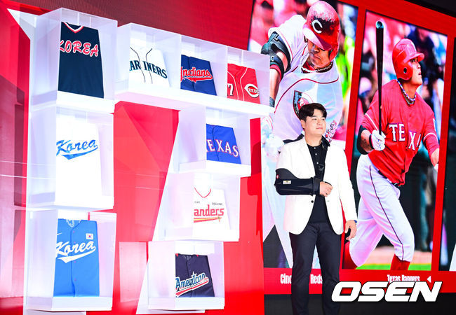 [OSEN=김성락 기자] SSG 추신수가 은퇴 기자회견에서 기념 촬영을 하고 있다. 2024.11.07 / ksl0919@osen.co.kr