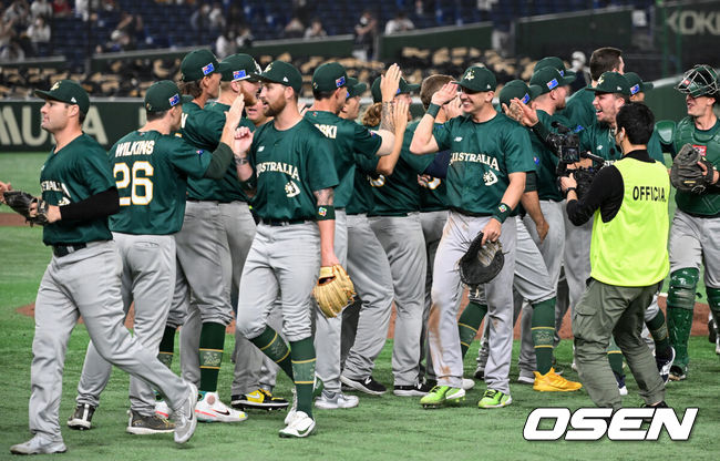 [OSEN=도쿄(일본), 손용호 기자] WBC 1라운드 한국전에서 승리한 호주 선수들이 승리 하이파이브를 하고 있다. 2023.03.09 /spjj@osen.co.kr