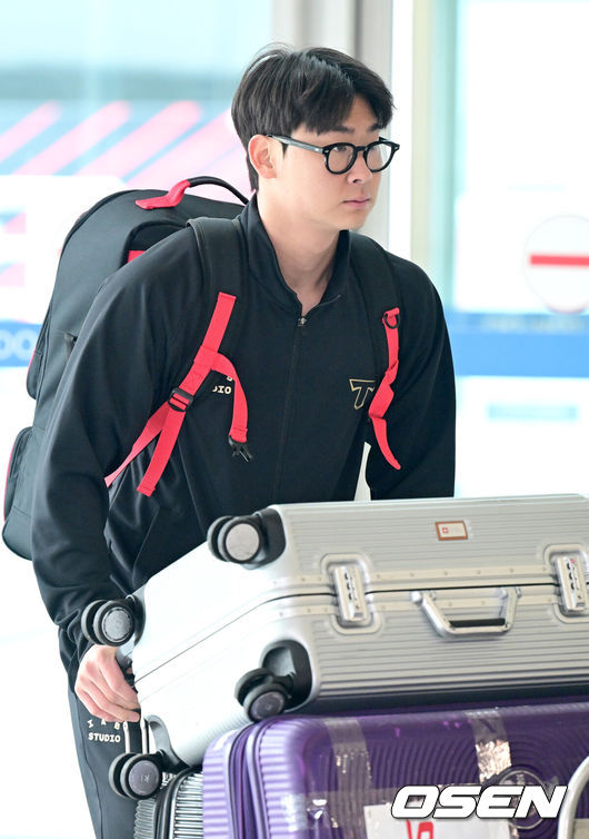 [OSEN=인천공항, 최규한 기자] 프로야구 KIA 타이거즈가 22일 오전 미국 캘리포니아 어바인에서 열리는 스프링캠프를 위해 인천공항을 통해 출국했다.KIA 타이거즈는 2025 시즌을 대비해 22일과 23일, 이틀에 걸쳐 미국으로 출국해 오는 25일부터 3월 5일까지 어바인에 위치한 그레이트 파크 베이스볼 컴플렉스(Great Park Baseball Complex)와 오키나와 킨 구장에서 스프링캠프를 꾸린다.KIA 곽도규가 출국장으로 향하고 있다. 2025.01.22 / dreamer@osen.co.kr