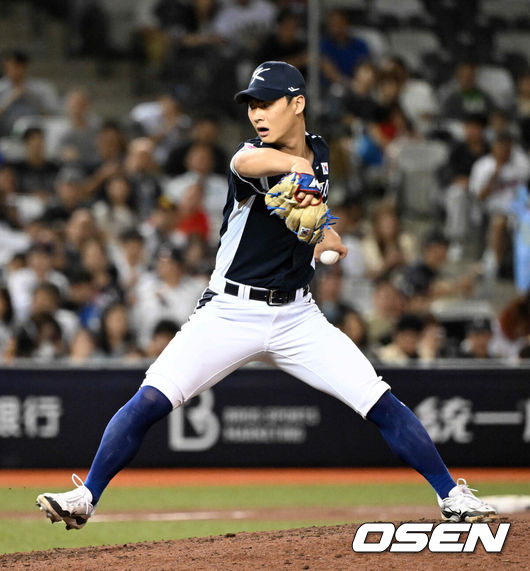 [OSEN=타이베이(대만), 이대선 기자] 15일 오후 대만 타이베이돔에서 세계야구소프트볼연맹(WBSC) 프리미어12 2024 B조 대한민국과 일본의 경기가 열렸다.대한민국은 3차전 선발투수로 최승용, 일본은 다카하시 히로토를 내세웠다.5회말 1사에서 대한민국 곽도규가 역투하고 있다. 2024.11.15 /sunday@osen.co.kr