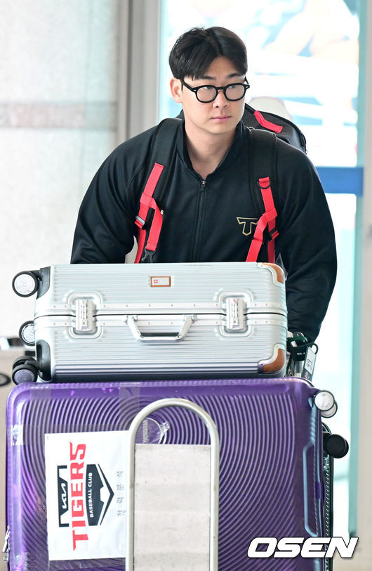 [OSEN=인천공항, 최규한 기자] 프로야구 KIA 타이거즈가 22일 오전 미국 캘리포니아 어바인에서 열리는 스프링캠프를 위해 인천공항을 통해 출국했다.KIA 타이거즈는 2025 시즌을 대비해 22일과 23일, 이틀에 걸쳐 미국으로 출국해 오는 25일부터 3월 5일까지 어바인에 위치한 그레이트 파크 베이스볼 컴플렉스(Great Park Baseball Complex)와 오키나와 킨 구장에서 스프링캠프를 꾸린다.KIA 곽도규가 출국장으로 향하고 있다. 2025.01.22 / 