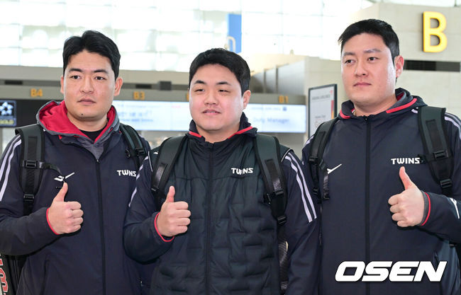 [OSEN=인천공항, 최규한 기자] 프로야구 LG 트윈스가 23일 오전 미국 애리조나에서 열리는 스프링캠프를 위해 인천공항을 통해 출국했다.2025 LG 애리조나 스프링캠프에는 염경엽 감독을 비롯한 코칭스태프 18명, 그리고 주장 박해민을 비롯한 선수 42명이 참가한다. 미국 스프링캠프를 마친 엘지는 오는 2월 24일 일본 오키나와에서 2차 스프링캠프를 펼칠 예정이다.LG에 합류한 심창민, 장현식, 김강률(왼쪽부터)이 출국을 앞두고 포즈를 취하고 있다. 2025.01.23 / dreamer@osen.co.kr