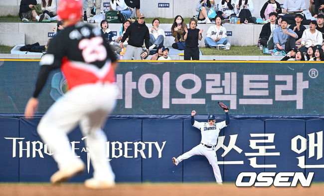 [OSEN=창원, 이석우 기자] NC 좌익수 권희동이 2회초 무사 1,2루 KIA 김선빈의 타구를 펜스 앞에서 잡아내고 있다. 2024.05.17 / foto0307@osen.co.kr