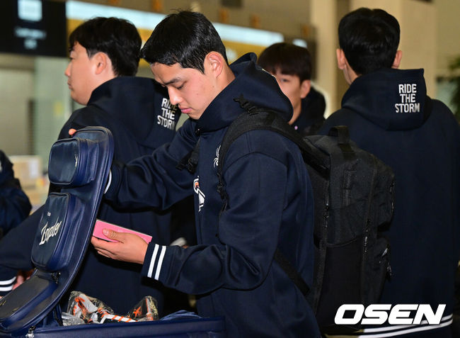 [OSEN=인천공항, 최규한 기자] 프로야구 한화 이글스가 22일 오전 호주 멜버른에서 열리는 스프링캠프를 위해 인천공항을 통해 출국했다.22일 1차 스프링캠프가 차려진 호주 멜버른으로 떠나는 한화는 김경문 감독을 비롯한 코칭스태프 9명, 트레이닝코치 6명, 선수 45명 등 총 61명 대규모로 꾸려졌다. 1차 캠프는 오는 25일 본격 시작해 내달 19일까지 호주 멜버른 볼파크에서 진행된다.한화 문동주가 출국을 준비하고 있다. 2025.01.22 / dreamer@osen.co.kr