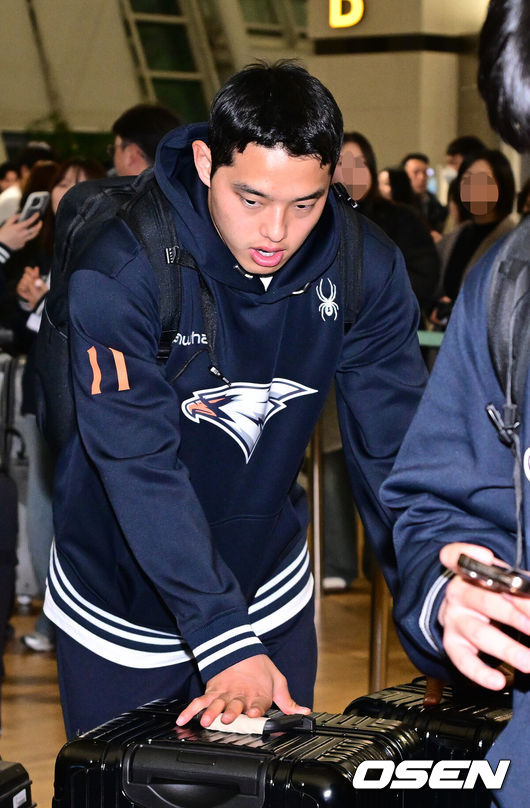 [OSEN=인천공항, 최규한 기자] 프로야구 한화 이글스가 22일 오전 호주 멜버른에서 열리는 스프링캠프를 위해 인천공항을 통해 출국했다.22일 1차 스프링캠프가 차려진 호주 멜버른으로 떠나는 한화는 김경문 감독을 비롯한 코칭스태프 9명, 트레이닝코치 6명, 선수 45명 등 총 61명 대규모로 꾸려졌다. 1차 캠프는 오는 25일 본격 시작해 내달 19일까지 호주 멜버른 볼파크에서 진행된다.한화 문동주가 출국을 준비하고 있다. 2025.01.22 / dreamer@osen.co.kr