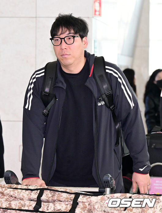 [OSEN=인천공항, 최규한 기자] 프로야구 LG 트윈스가 23일 오전 미국 애리조나에서 열리는 스프링캠프를 위해 인천공항을 통해 출국했다.2025 LG 애리조나 스프링캠프에는 염경엽 감독을 비롯한 코칭스태프 18명, 그리고 주장 박해민을 비롯한 선수 42명이 참가한다. 미국 스프링캠프를 마친 엘지는 오는 2월 24일 일본 오키나와에서 2차 스프링캠프를 펼칠 예정이다.LG 김현수가 출국장으로 향하고 있다. 2025.01.23 / dreamer@osen.co.kr