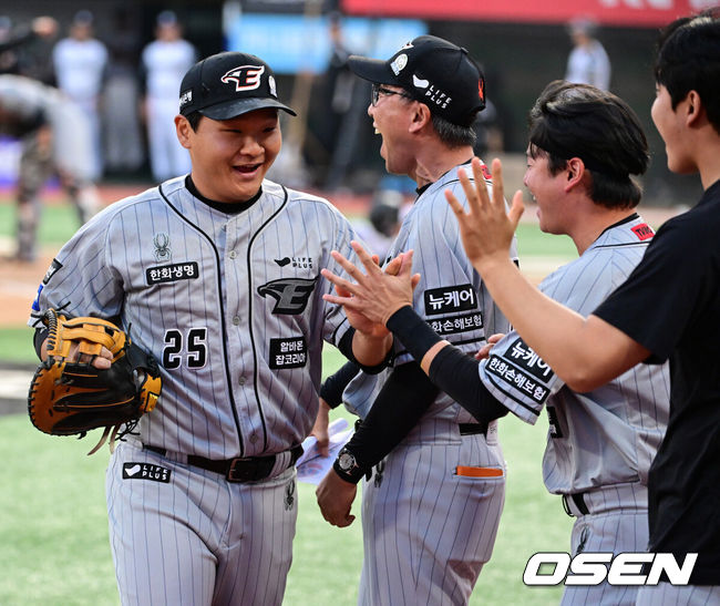 [OSEN=지형준 기자] 한화 김태연이 호수비로 이닝을 마친 뒤 동료들의 환영을 받고 있다. 2024.06.06 / jpnews@osen.co.kr