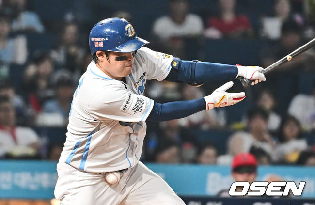 [OSEN=창원, 이석우 기자] 25일 창원NC파크에서 2024 신한 SOL 뱅크 KBO 리그 NC 다이노스와 KIA 타이거즈의 경기가 열렸다. 홈팀 NC는 요키시가 선발 출전하고 방문팀 KIA는 황동하가 선발 출전했다. NC 다이노스 권희동이 타구에 아랫배를 맞고 있다. 2024.08.25 / foto0307@osen.co.kr