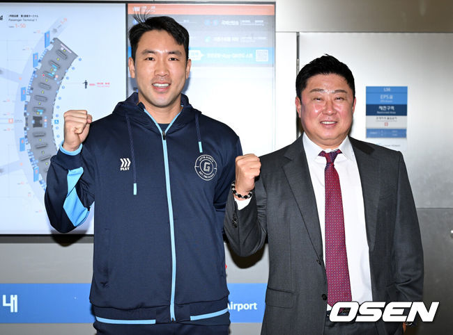 [OSEN=인천공항, 이대선 기자] 롯데 자이언츠 선수단이 24일 인천공항을 통해 전지훈련지인 대만 타이난으로 출국했다.김태형 감독을 비롯해 코칭스태프 13명과 함께 투수 20명, 포수 5명, 내야수 9명, 외야수 7명으로 총 41명의 선수들이 내달 21일까지 1차 캠프를 치른 뒤 22일부터 3월5일까지 일본 미야자키로 옮겨 2차 캠프를 소화하는 일정이다.  롯데 전준우와 김태형 감독이 포즈를 취하고 있다. 2025.01.24 /sunday@osen.co.kr