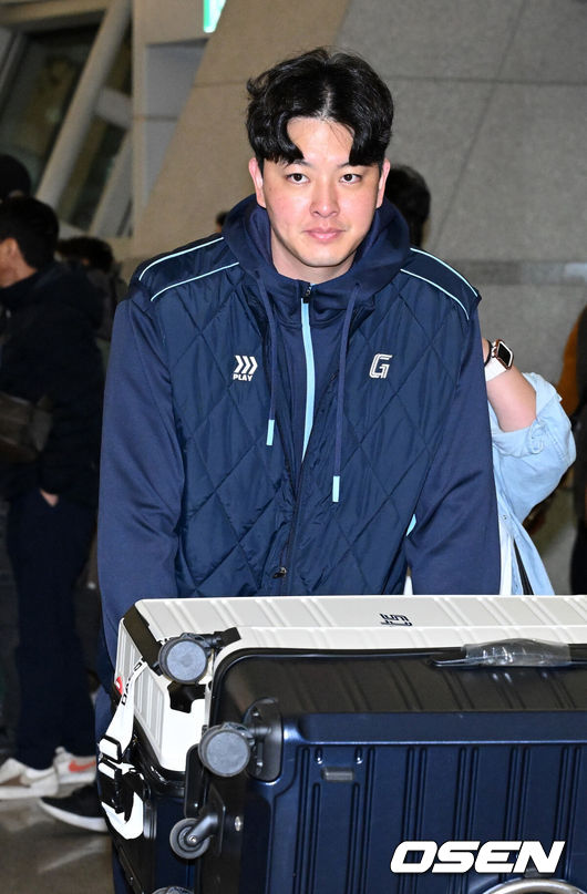 [OSEN=인천공항, 이대선 기자] 롯데 자이언츠 선수단이 24일 인천공항을 통해 전지훈련지인 대만 타이난으로 출국했다.김태형 감독을 비롯해 코칭스태프 13명과 함께 투수 20명, 포수 5명, 내야수 9명, 외야수 7명으로 총 41명의 선수들이 내달 21일까지 1차 캠프를 치른 뒤 22일부터 3월5일까지 일본 미야자키로 옮겨 2차 캠프를 소화하는 일정이다.  롯데 김원중이 출국장으로 이동하고 있다. 2025.01.24 /sunday@osen.co.kr