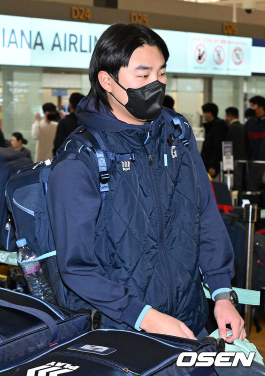 [OSEN=인천공항, 이대선 기자] 롯데 자이언츠 선수단이 24일 인천공항을 통해 전지훈련지인 대만 타이난으로 출국했다.김태형 감독을 비롯해 코칭스태프 13명과 함께 투수 20명, 포수 5명, 내야수 9명, 외야수 7명으로 총 41명의 선수들이 내달 21일까지 1차 캠프를 치른 뒤 22일부터 3월5일까지 일본 미야자키로 옮겨 2차 캠프를 소화하는 일정이다.  롯데 정철원이 출국장으로 이동하고 있다. 2025.01.24 /sunday@osen.co.kr