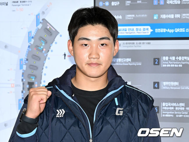 [OSEN=인천공항, 이대선 기자] 롯데 자이언츠 선수단이 24일 인천공항을 통해 전지훈련지인 대만 타이난으로 출국했다.김태형 감독을 비롯해 코칭스태프 13명과 함께 투수 20명, 포수 5명, 내야수 9명, 외야수 7명으로 총 41명의 선수들이 내달 21일까지 1차 캠프를 치른 뒤 22일부터 3월5일까지 일본 미야자키로 옮겨 2차 캠프를 소화하는 일정이다.  롯데 김태현이 포즈를 취하고 있다. 2025.01.24 /