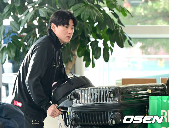 [OSEN=인천공항, 최규한 기자] 프로야구 KIA 타이거즈가 23일 오전 미국 캘리포니아 어바인에서 열리는 스프링캠프를 위해 인천공항을 통해 출국했다.KIA 타이거즈는 2025 시즌을 대비해 22일과 23일, 이틀에 걸쳐 미국으로 출국해 오는 25일부터 3월 5일까지 어바인에 위치한 그레이트 파크 베이스볼 컴플렉스(Great Park Baseball Complex)와 오키나와 킨 구장에서 스프링캠프를 펼친다.KIA 김도영이 출국장으로 향하고 있다. 2025.01.23 / dreamer@osen.co.kr