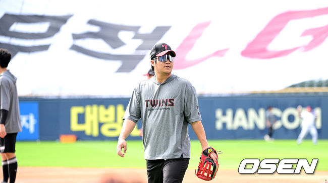 [OSEN=잠실, 최규한 기자] 19일 서울 잠실야구장에서 ‘2024 신한 SOL뱅크 KBO 포스트시즌’ 플레이오프 4차전 LG 트윈스와 삼성 라이온즈의 경기가 열린다.LG는 디트릭 엔스, 삼성은 데니 레예스를 4차전 선발 투수로 내세웠다.LG 문보경이 훈련을 펼치고 있다. 2024.10.19 / dreamer@osen.co.kr