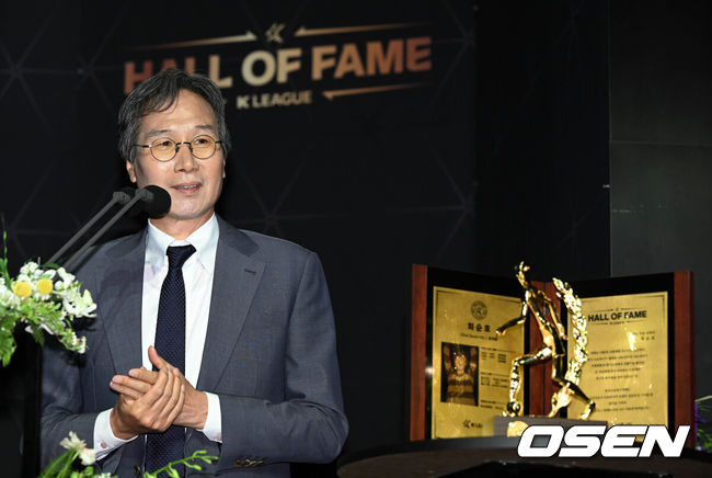 [OSEN=조은정 기자]2일 서울 장충동 앰버서더 호텔에서 K리그 명예의 전당 헌액식이 열렸다.선수 부문 1세대에 헌핵된 최순호 수원FC 단장이 소감을 전하고 있다. 2023.05.02 /cej@osen.co.kr