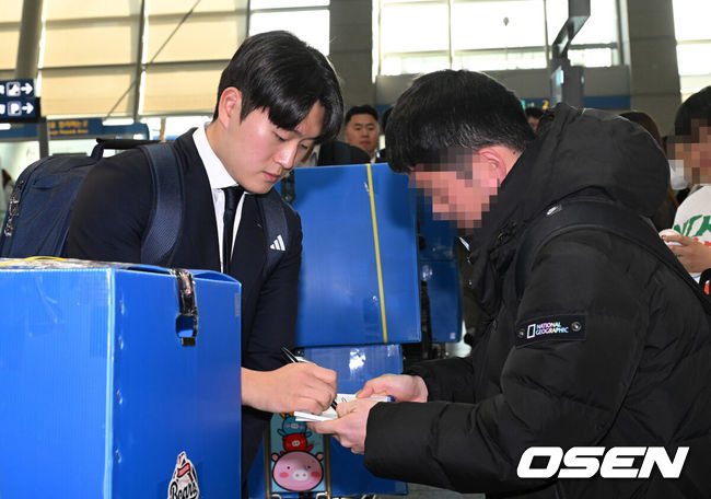 [OSEN=인천공항, 지형준 기자] 두산 베어스 선수단이 24일 오후 인천국제공항을 통해 전지훈련지인 호주 시드니로 출국했다.두산은 44명의 선수단과 함께 호주 시드니와 일본 미야자키에서 스프링캠프 담금질에 돌입한다.투수 22명, 포수 4명, 내야수 9명, 외야수 9명이 참가하며 신인 중에서는 1라운드 지명자 내야수 박준순과 3라운드 지명자 투수 홍민규가 이름을 올렸다. 아울러 지난해 11월 롯데와의 트레이드로 합류한 외야수 김민석과 추재현도 스프링캠프에서 본격 눈도장을 받는다.두산 김택연이 팬들에게 사인을 해주고 있다. 2025.01.24 / jpnews@osen.co.kr