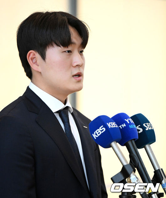 [OSEN=인천공항, 지형준 기자] 두산 베어스 선수단이 24일 오후 인천국제공항을 통해 전지훈련지인 호주 시드니로 출국했다.두산은 44명의 선수단과 함께 호주 시드니와 일본 미야자키에서 스프링캠프 담금질에 돌입한다.투수 22명, 포수 4명, 내야수 9명, 외야수 9명이 참가하며 신인 중에서는 1라운드 지명자 내야수 박준순과 3라운드 지명자 투수 홍민규가 이름을 올렸다. 아울러 지난해 11월 롯데와의 트레이드로 합류한 외야수 김민석과 추재현도 스프링캠프에서 본격 눈도장을 받는다.두산 김택연이 인터뷰를 하고 있다. 2025.01.24 / jpnews@osen.co.kr