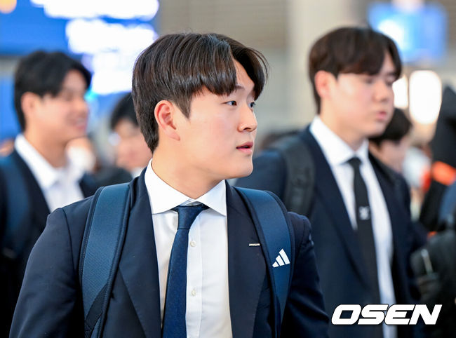 [OSEN=인천공항, 지형준 기자] 두산 베어스 선수단이 24일 오후 인천국제공항을 통해 전지훈련지인 호주 시드니로 출국했다.두산은 44명의 선수단과 함께 호주 시드니와 일본 미야자키에서 스프링캠프 담금질에 돌입한다.투수 22명, 포수 4명, 내야수 9명, 외야수 9명이 참가하며 신인 중에서는 1라운드 지명자 내야수 박준순과 3라운드 지명자 투수 홍민규가 이름을 올렸다. 아울러 지난해 11월 롯데와의 트레이드로 합류한 외야수 김민석과 추재현도 스프링캠프에서 본격 눈도장을 받는다.두산 김택연이 출국을 준비하고 있다. 2025.01.24 / 