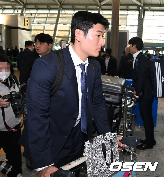 [OSEN=인천공항, 지형준 기자] 두산 베어스 선수단이 24일 오후 인천국제공항을 통해 전지훈련지인 호주 시드니로 출국했다.두산은 44명의 선수단과 함께 호주 시드니와 일본 미야자키에서 스프링캠프 담금질에 돌입한다.투수 22명, 포수 4명, 내야수 9명, 외야수 9명이 참가하며 신인 중에서는 1라운드 지명자 내야수 박준순과 3라운드 지명자 투수 홍민규가 이름을 올렸다. 아울러 지난해 11월 롯데와의 트레이드로 합류한 외야수 김민석과 추재현도 스프링캠프에서 본격 눈도장을 받는다.두산 곽빈이 출국을 준비하고 있다. 2025.01.24 / jpnews@osen.co.kr