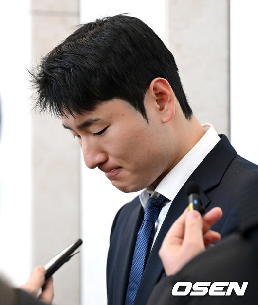 [OSEN=인천공항, 지형준 기자] 두산 베어스 선수단이 24일 오후 인천국제공항을 통해 전지훈련지인 호주 시드니로 출국했다.두산은 44명의 선수단과 함께 호주 시드니와 일본 미야자키에서 스프링캠프 담금질에 돌입한다.투수 22명, 포수 4명, 내야수 9명, 외야수 9명이 참가하며 신인 중에서는 1라운드 지명자 내야수 박준순과 3라운드 지명자 투수 홍민규가 이름을 올렸다. 아울러 지난해 11월 롯데와의 트레이드로 합류한 외야수 김민석과 추재현도 스프링캠프에서 본격 눈도장을 받는다.두산 곽빈이 인터뷰를 하고 있다. 2025.01.24 / 