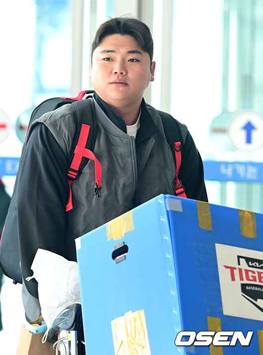 [OSEN=인천공항, 최규한 기자] 프로야구 KIA 타이거즈가 23일 오전 미국 캘리포니아 어바인에서 열리는 스프링캠프를 위해 인천공항을 통해 출국했다.KIA 타이거즈는 2025 시즌을 대비해 22일과 23일, 이틀에 걸쳐 미국으로 출국해 오는 25일부터 3월 5일까지 어바인에 위치한 그레이트 파크 베이스볼 컴플렉스(Great Park ba<x>seball Complex)와 오키나와 킨 구장에서 스프링캠프를 펼친다.KIA 한준수가 출국장으로 향하고 있다. 2025.01.23 / dreamer@osen.co.kr