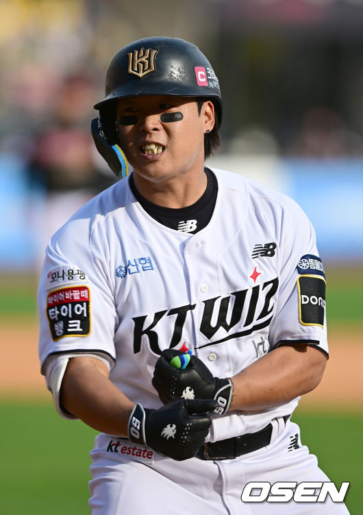 [OSEN=수원, 김성락 기자] 9일 수원KT위즈파크에서 2024 신한 SOL뱅크 KBO 포스트시즌 준플레이오프 4차전 KT 위즈와 LG 트윈스의 경기가 열렸다. 이날 KT는 엔스를, LG는 쿠에바스를 선발 투수로 내세웠다.5회말 KT 선두타자 강백호가 격차 벌리는 솔로 홈런을 날린 뒤 기뻐하고 있다. ksl0919@osen.co.kr