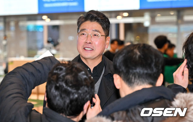 [OSEN=인천공항, 박준형 기자] 키움 히어로즈가 23일 인천국제공항을 통해 1차 스프링캠프인 미국 애리조나로 출국했다.송성문과 하영민, 김건희, 주승우, 이주형 등 일부 선수들은 지난 10일 이미 미국으로 떠나 훈련을 진행하고 있다. 이들은 전 팀 동료인 메이저리거 이정후와 함께 '미니 캠프'를 차렸다. 한편 키움은 오는 23일부터 3월 5일까지 42일간 미국 애리조나와 대만 가오슝에서 2025시즌 스프링캠프를 실시한다.키움 홍원기 감독이 인터뷰를 하고 있다. 2025.01.23 / soul1014@osen.co.k