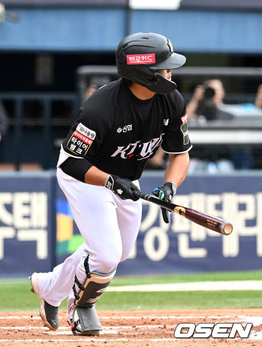 [OSEN=잠실, 이대선 기자] 3일 서울 잠실야구장에서 2024 신한 SOL뱅크 KBO 포스트시즌 와일드카드 결정 2차전 두산 베어스와 KT 위즈의 경기가 열렸다.두산은 최승용, KT는 웨스 벤자민을 선발 투수로 내세웠다.6회초 1사 2루에서 KT 강백호가 좌전 적시타를 치고 있다. 2024.10.03 /sunday@osen.co.kr