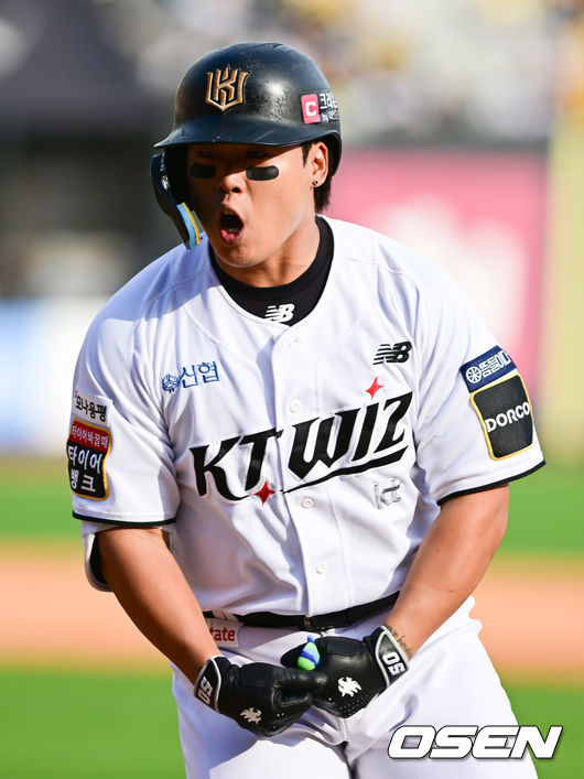 [OSEN=수원, 김성락 기자] 9일 수원KT위즈파크에서 2024 신한 SOL뱅크 KBO 포스트시즌 준플레이오프 4차전 KT 위즈와 LG 트윈스의 경기가 열렸다. 이날 KT는 엔스를, LG는 쿠에바스를 선발 투수로 내세웠다.5회말 KT 선두타자 강백호가 격차 벌리는 솔로 홈런을 날린 뒤 기뻐하고 있다. ksl0919@osen.co.kr