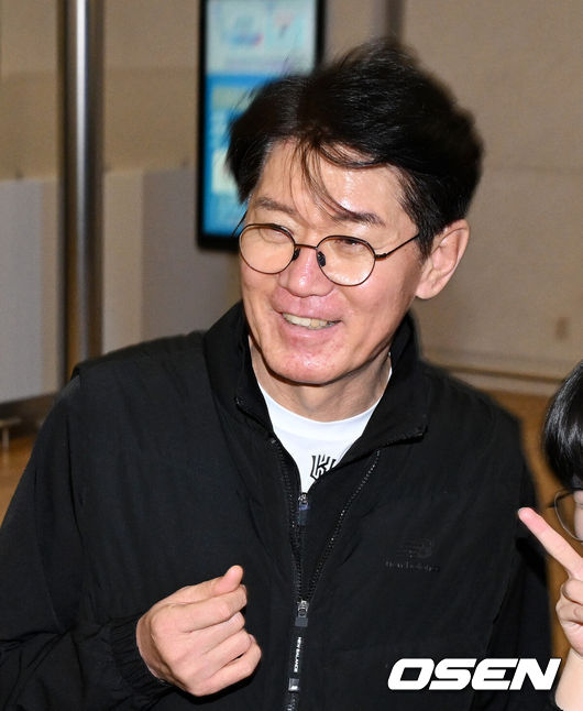 [OSEN=인천공항, 지형준 기자] KT 위즈 선수단이 26일 오전 인천국제공항을 통해 전지훈련지인 호주로 출국했다.KT 이강철호는 호주 질롱과 일본 오키나와에서 스프링캠프를 실시, 2025시즌을 향한 본격적인 담금질에 돌입한다KT 이강철 감독이 팬의 사진 촬영 요청에 포즈를 취하고 있다. 2025.01.26 / jpnews@osen.co.kr