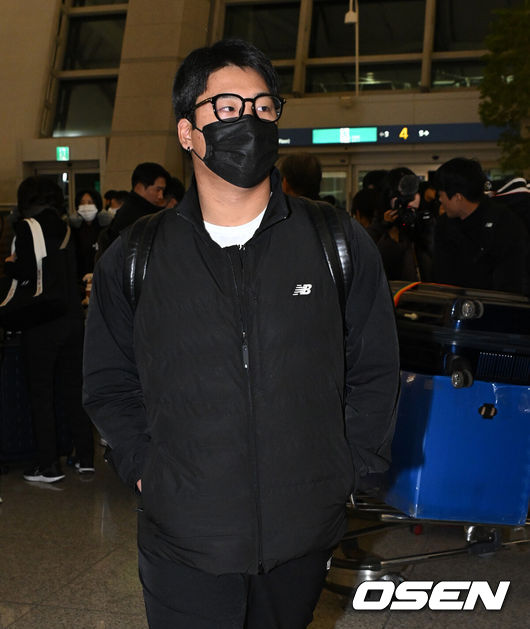 [OSEN=인천공항, 지형준 기자] KT 위즈 선수단이 26일 오전 인천국제공항을 통해 전지훈련지인 호주로 출국했다.KT 이강철호는 호주 질롱과 일본 오키나와에서 스프링캠프를 실시, 2025시즌을 향한 본격적인 담금질에 돌입한다KT 강백호가 출국을 준비하고 있다. 2025.01.26 / jpnews@osen.co.kr