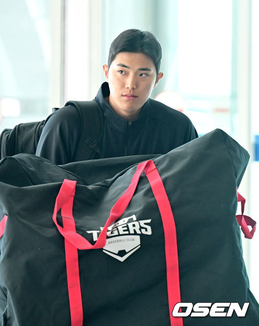 [OSEN=인천공항, 최규한 기자] 프로야구 KIA 타이거즈가 23일 오전 미국 캘리포니아 어바인에서 열리는 스프링캠프를 위해 인천공항을 통해 출국했다.KIA 타이거즈는 2025 시즌을 대비해 22일과 23일, 이틀에 걸쳐 미국으로 출국해 오는 25일부터 3월 5일까지 어바인에 위치한 그레이트 파크 베이스볼 컴플렉스(Great Park Baseball Complex)와 오키나와 킨 구장에서 스프링캠프를 펼친다.KIA 이의리가 출국장으로 향하고 있다. 2025.01.23 / dreamer@osen.co.kr