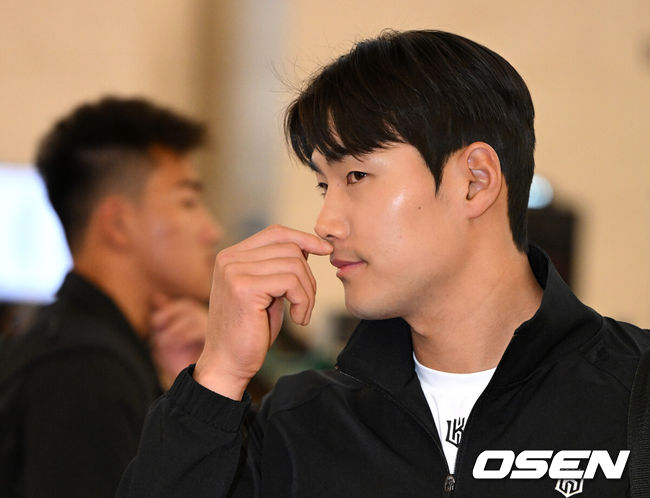 [OSEN=인천공항, 지형준 기자] KT 위즈 선수단이 26일 오전 인천국제공항을 통해 전지훈련지인 호주로 출국했다.KT 이강철호는 호주 질롱과 일본 오키나와에서 스프링캠프를 실시, 2025시즌을 향한 본격적인 담금질에 돌입한다KT 장진혁이 출국을 준비하고 있다. 2025.01.26 / jpnews@osen.co.kr